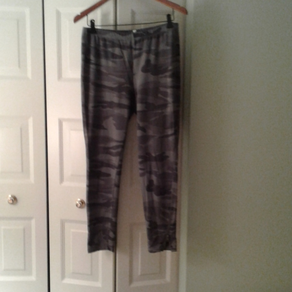 SPLENDID CAMO LEGGINGS